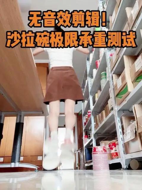 沙拉碗极限承重测试!疯了!餐饮老板看完连夜换供应商 实测数据说话: 普通纸碗:承重20kg