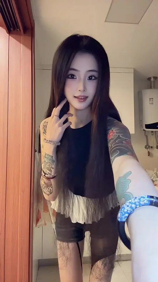 酷炫花臂纹身的个性女孩!