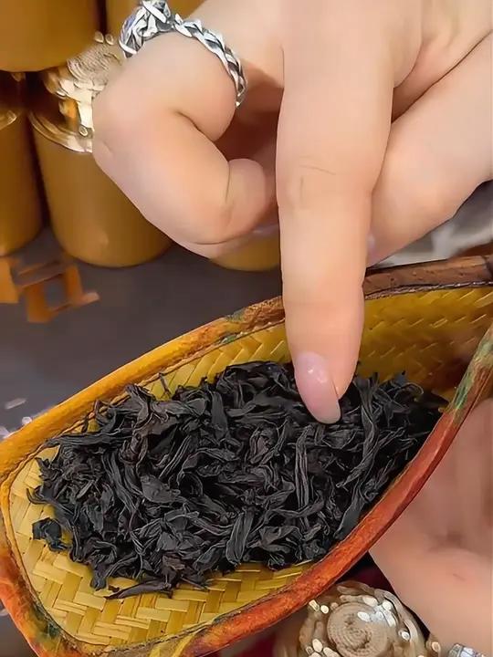 现在有身份的人都喝岩茶肉桂,尤其是这套马头岩肉桂茶礼送人送礼是既有心意又有诚意