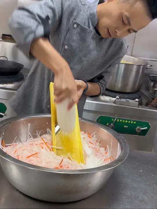 秘制萝卜糕:碾米粉200克、生粉100克、盐60克、栗粉:800、味精30克、鸡精30克、