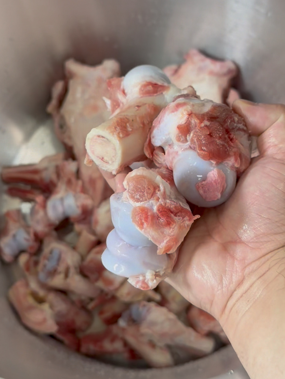 日本拉面店里的豚骨汤制作教程