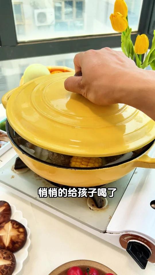 这个孩子超爱喝的椰子鸡汤