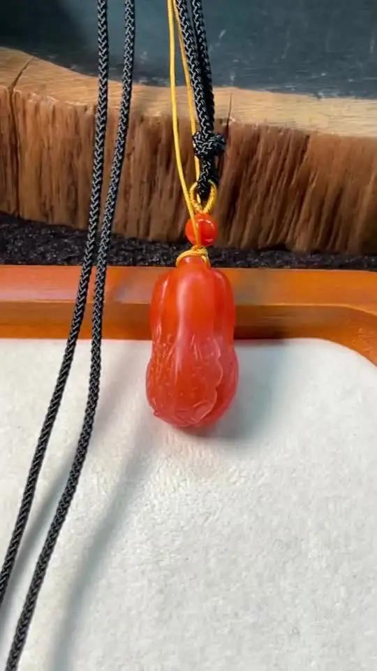 精品.天然南红玛瑙.白菜.吊坠玉佩. 高品质.天然颜色纯正漂亮.精雕细琢.精美大方. 坠净