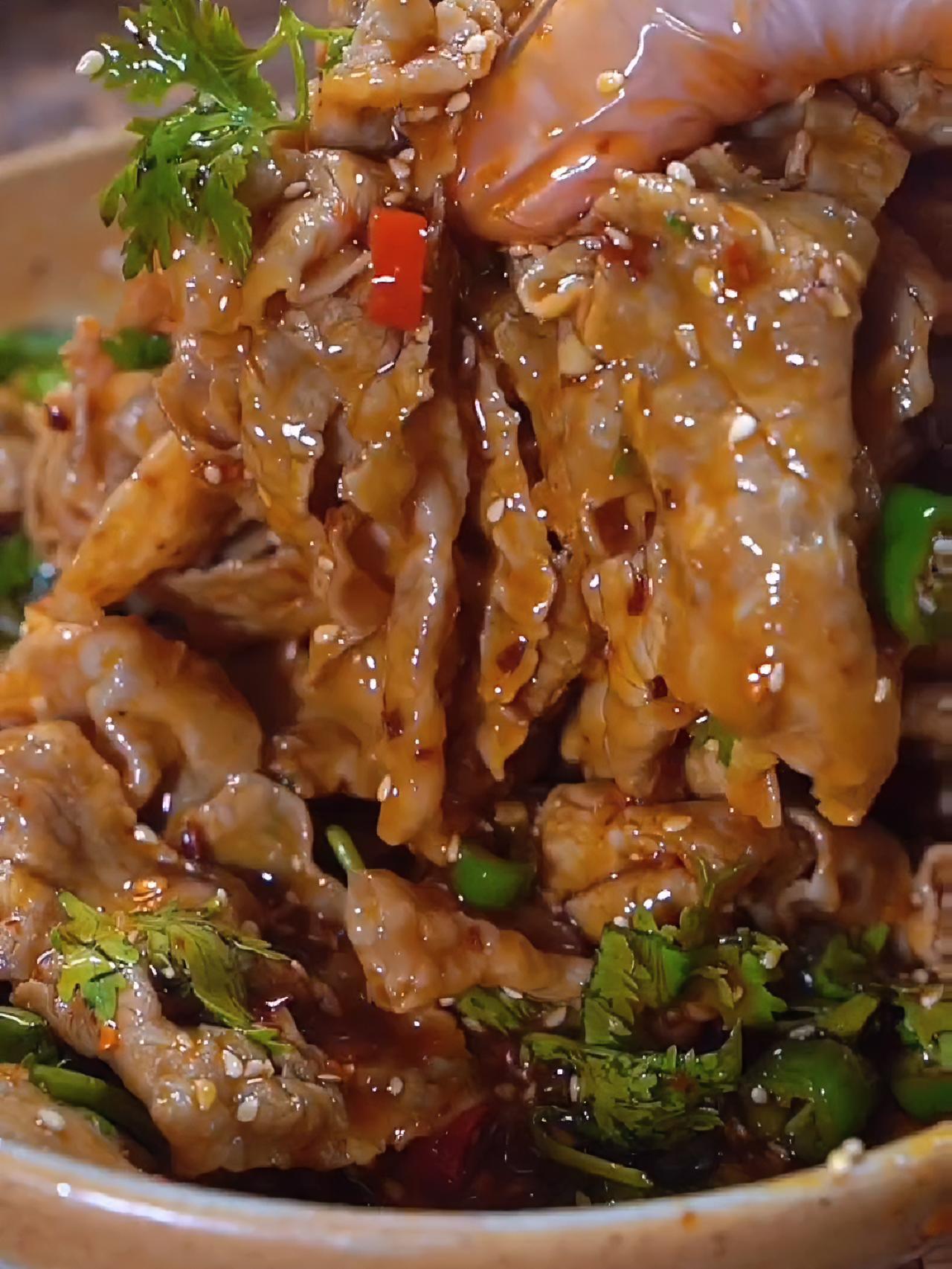 香菜牛肉做法 肥牛卷怎么做好吃 肥牛卷 香菜拌肥牛 全家都爱吃 下饭又下酒 大人小孩都合适