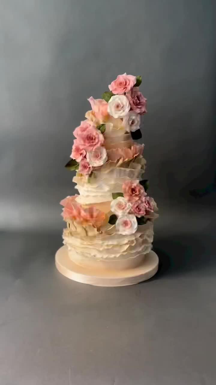 杭州翻糖蛋糕培训 精致的翻糖花卉艺术蛋糕,摆在婚礼甜品台上,仪式感跟氛围感一下就上来了~ 