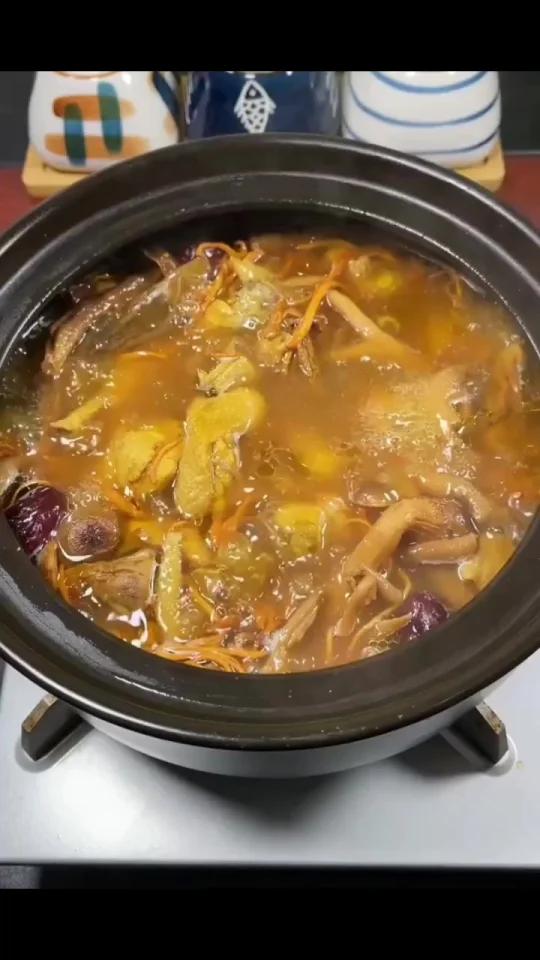 砂锅老母鸡菌菇汤
