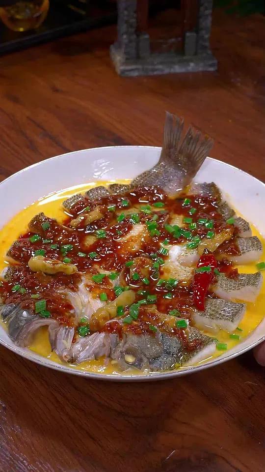 酱椒鲈鱼 鲈鱼这样做香辣又滑嫩,太好吃了 酱椒鲈鱼