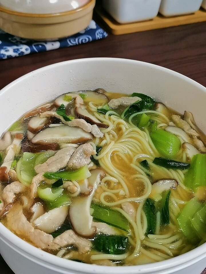 暖心暖胃一碗青菜香菇肉丝面