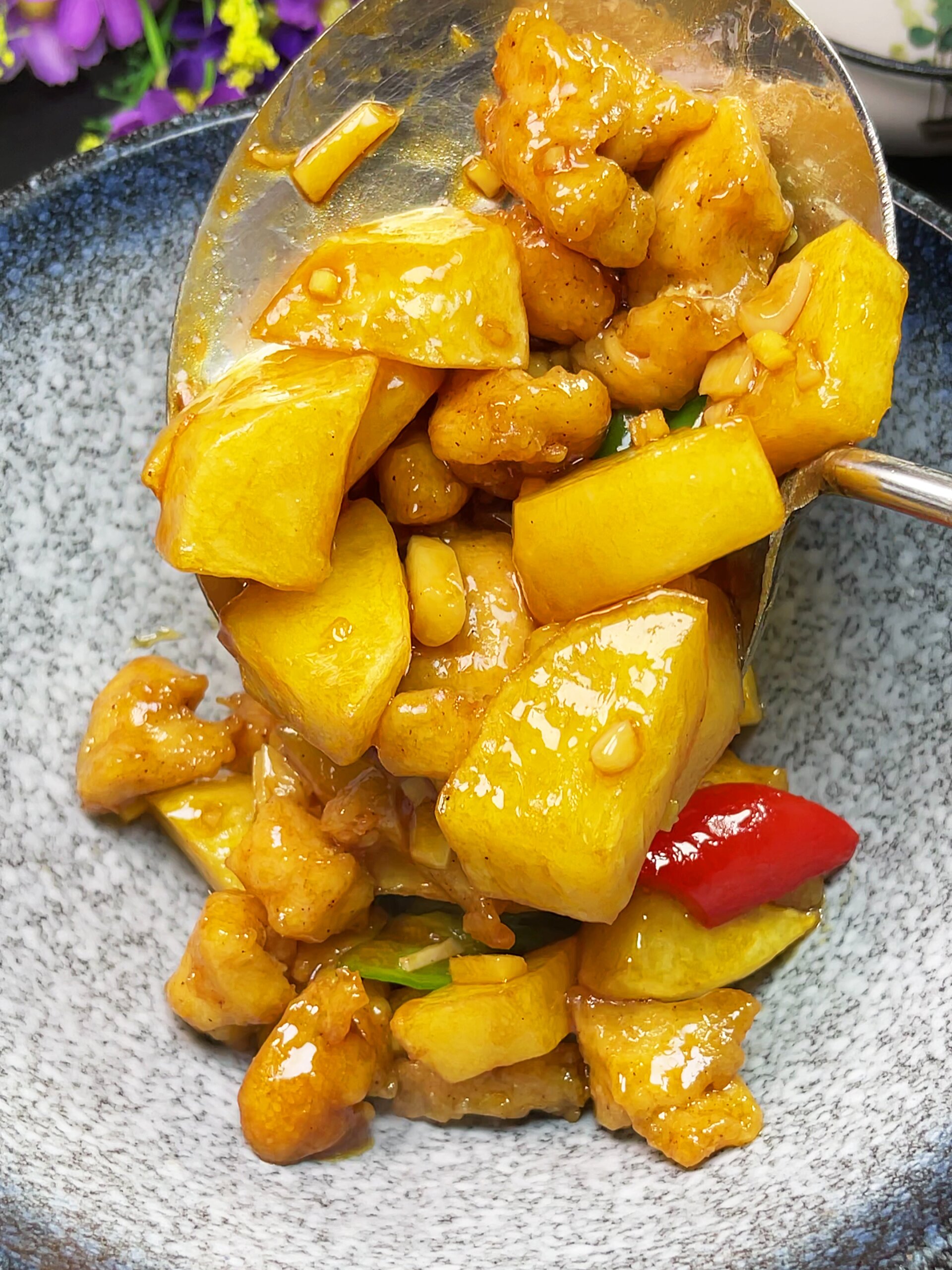 土豆炒鸡胸肉这样做太好吃了,一周吃8次