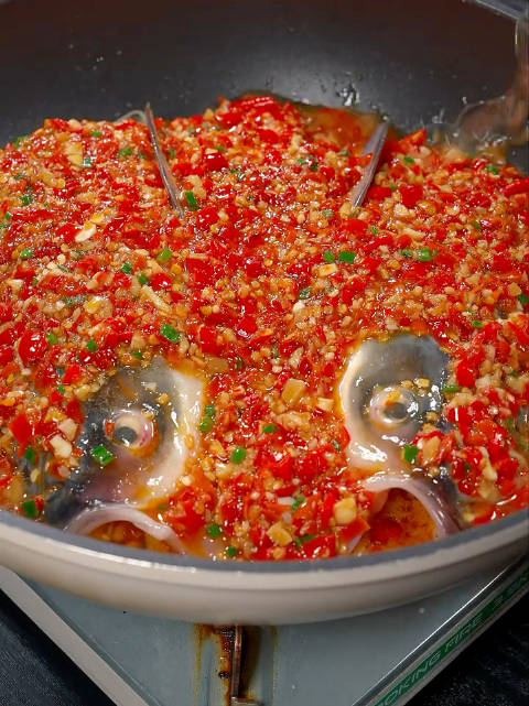 「这样做的剁椒鱼头不用上锅蒸,制作简单还好吃」美味辽宁嘎嘎香 新时代六地辽宁杠杠滴