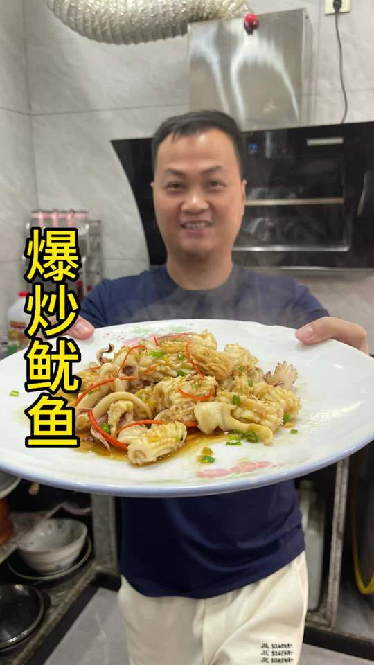 闽南美食爆炒鱿鱼，教你简单做法，脆嫩入味