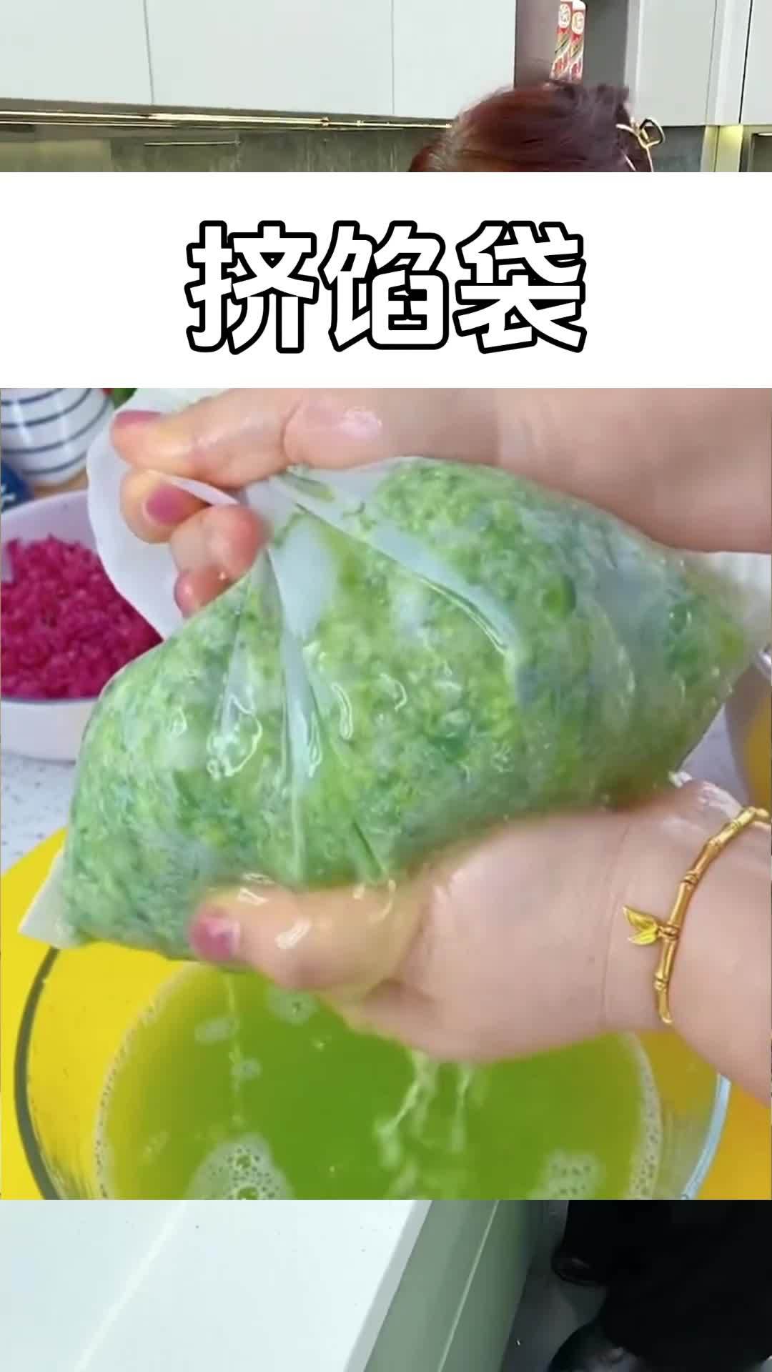 我家经常用挤水袋,给馅料挤水太方便了,用来过滤豆浆啥都也可以 挤水袋 馅料挤水袋 菜馅挤水