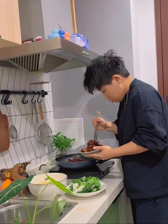 38岁女光棍 谁懂,这种把自己照顾很好的感觉 有人打扰的小世界 给自己做顿丰盛的晚餐 听听