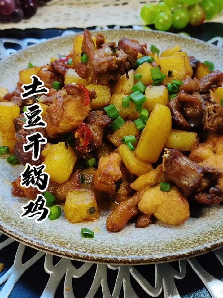 不知道吃什么菜时,可以试试这道土豆干锅鸡