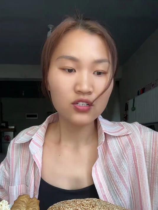 吃不完根本吃不完，楼下开了家烧饼店，真的绝了，嘎嘎好吃