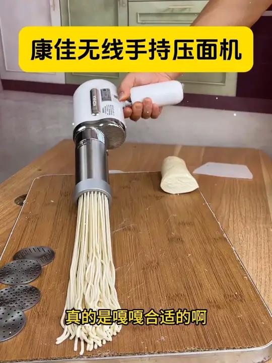新款压面机，方便快捷，制作面条必备工具，操作简单安全可靠，一机多用，让您轻松享受面食的乐趣