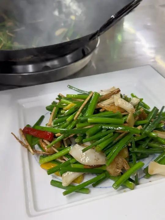小炒王好像大点的粤菜馆都有做,其他材料随意搭配,唯一不变的是韭菜花#美食制作分享 #烹饪