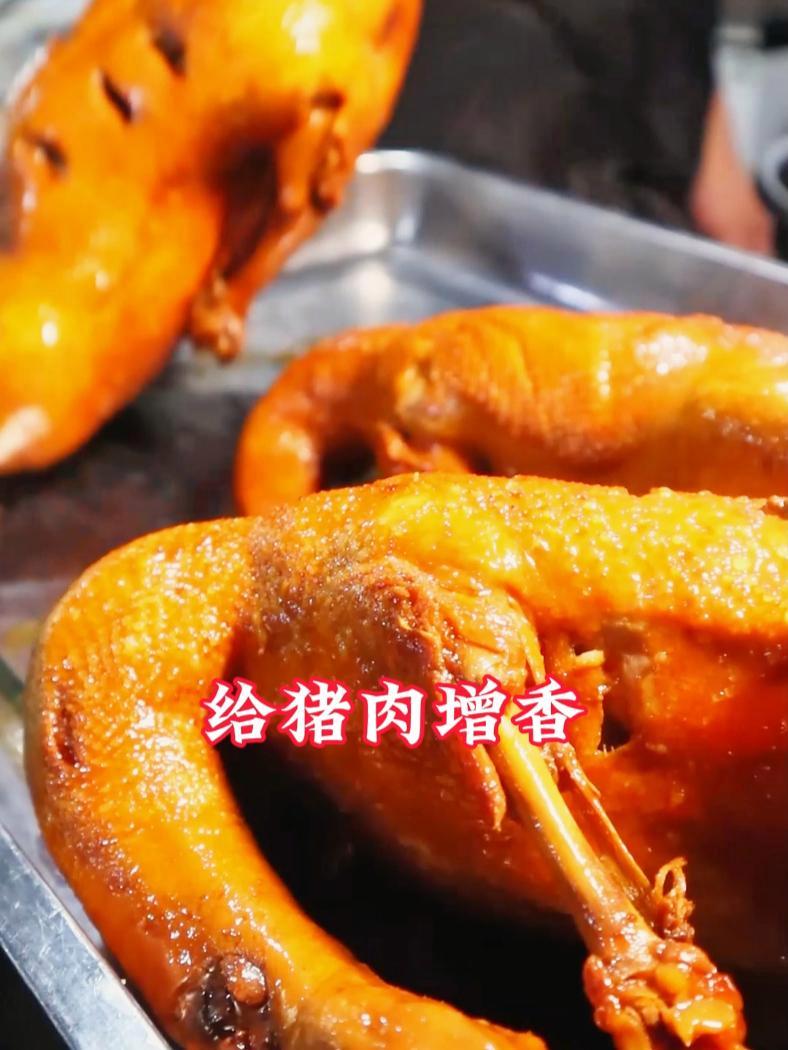 给猪肉增香的三种香料 1、草果、2、良姜、3、白芷 现卤现捞 卤猪头肉