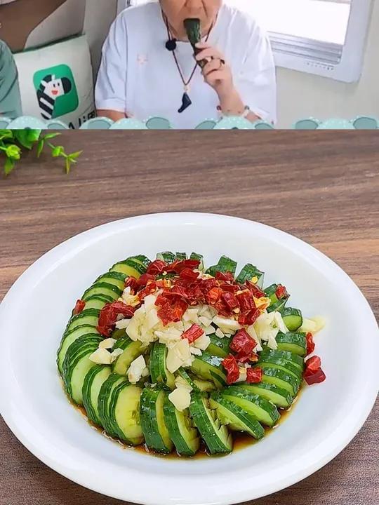 鲁菜里边有一道宫廷御菜叫“蓑衣黄瓜” 那可是皇上解腻开胃的小凉菜