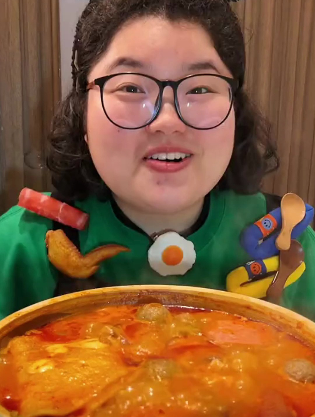 胖妹妹的美食大公开-部队锅 奶茶小蛋糕