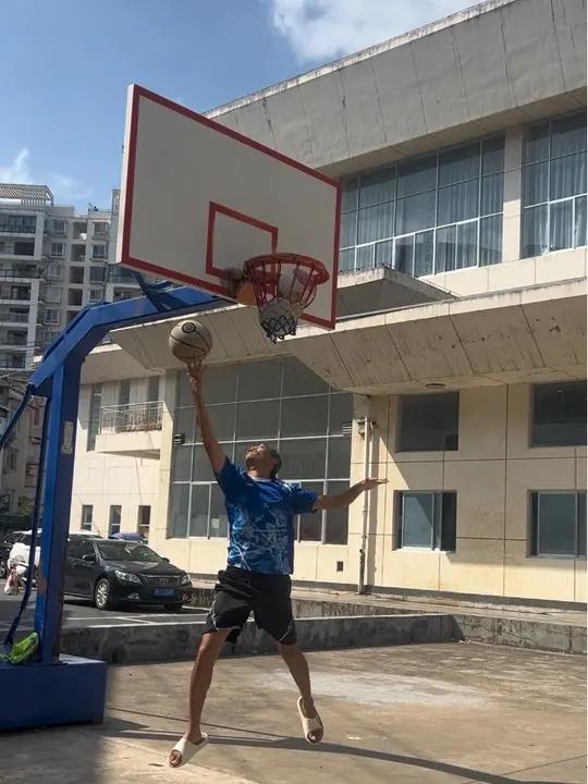 明明自己打球很菜球场上为什么脾气还不小?篮球足球的魅力中国女篮机器人投篮街头霸王