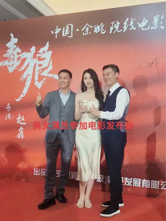 女演员好随和,好多人和她合影 李芷珺