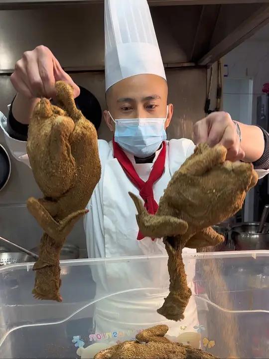冬季菜品(金牌风干鸡)风干鸡腌制配方及操作流程:15只三黄鸡、生抽5斤、味达美2.5斤、水