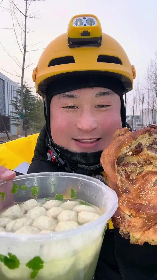 外卖小哥第一次吃新疆肉馕，还有烤包子和手打猪肉丸