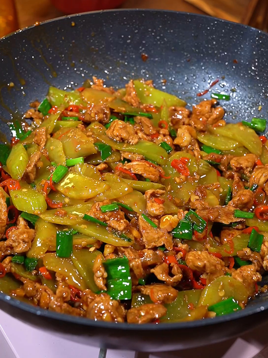 莴笋炒肉的家常做法,香辣脆爽,好吃下饭