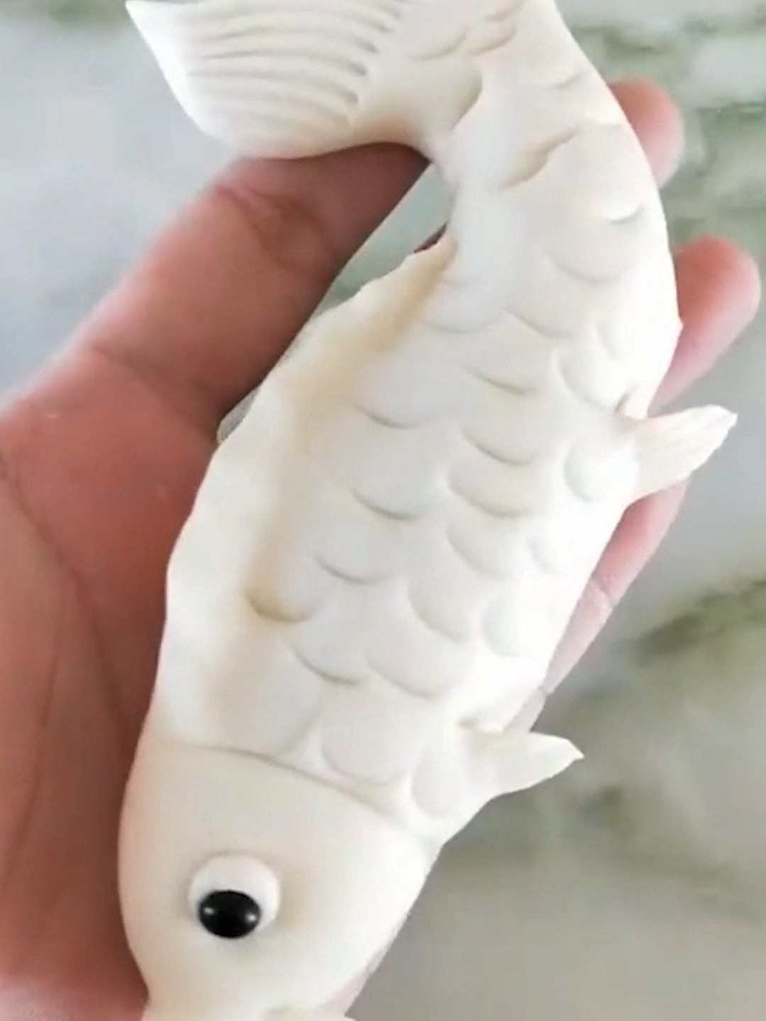 用超轻粘土制作一只鲤鱼