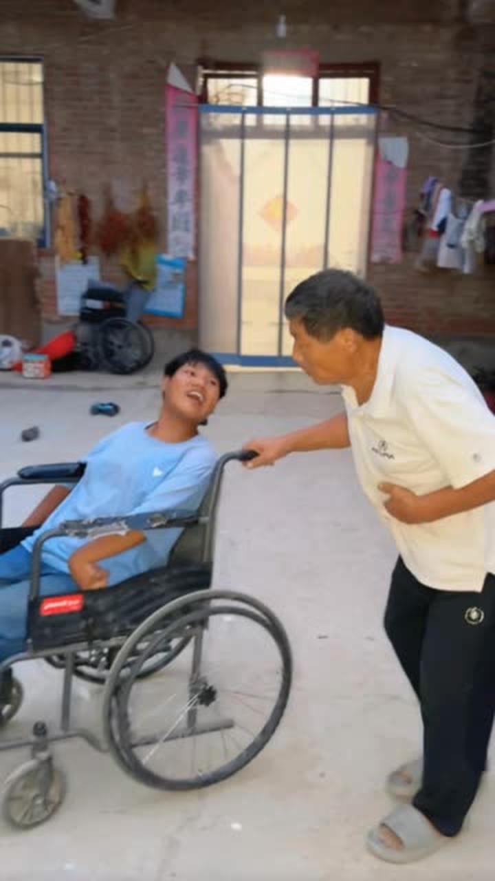老表赶会买了几只鹅,留着给三行下蛋吃,妮娃也要吃鹅蛋