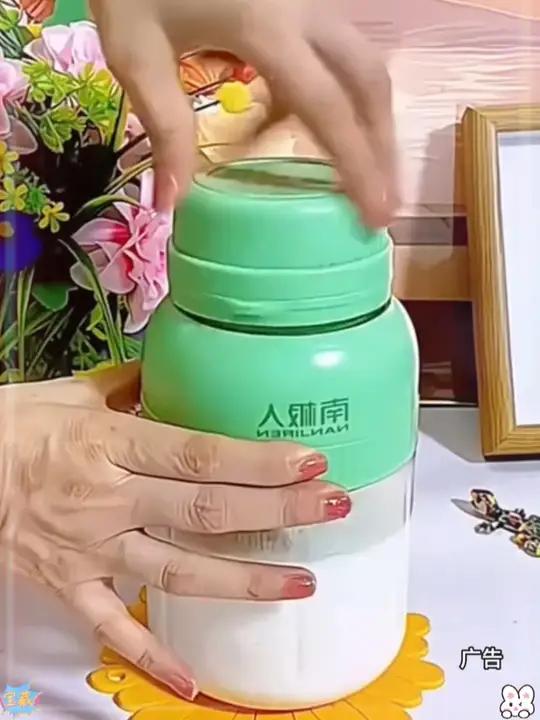 芒果苹果牛奶,自制杨枝甘露,比外面买的还好喝,香甜又健康,榨汁杯打的很细,口感超好喝 水果