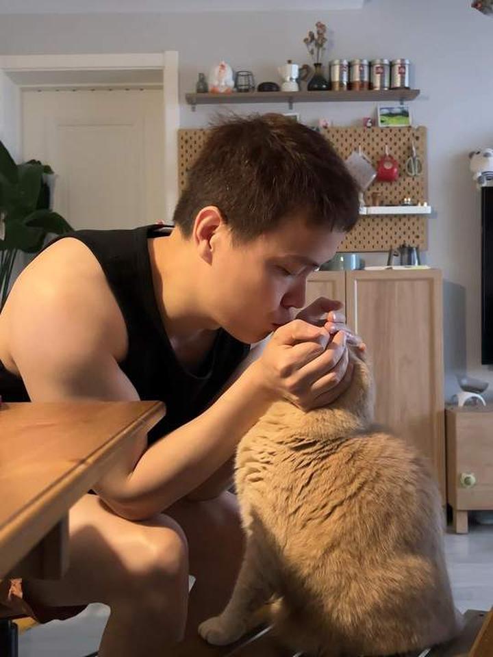 小胖最近的理想生活，几个盘儿几个碗儿的摆一桌子饭菜