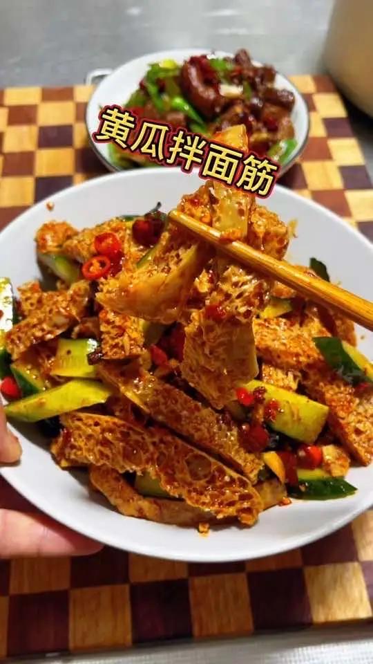 过年的餐桌上,大鱼大肉吃多了,这盘黄瓜拌面筋一上桌,太受欢迎了下酒菜