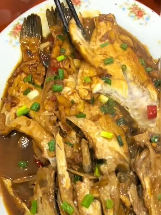 新鲜的马面鱼剥皮鱼耗儿鱼,2两一条的中号扒皮鱼才好吃,鱼肉嫩骨头软没有细刺乱刺