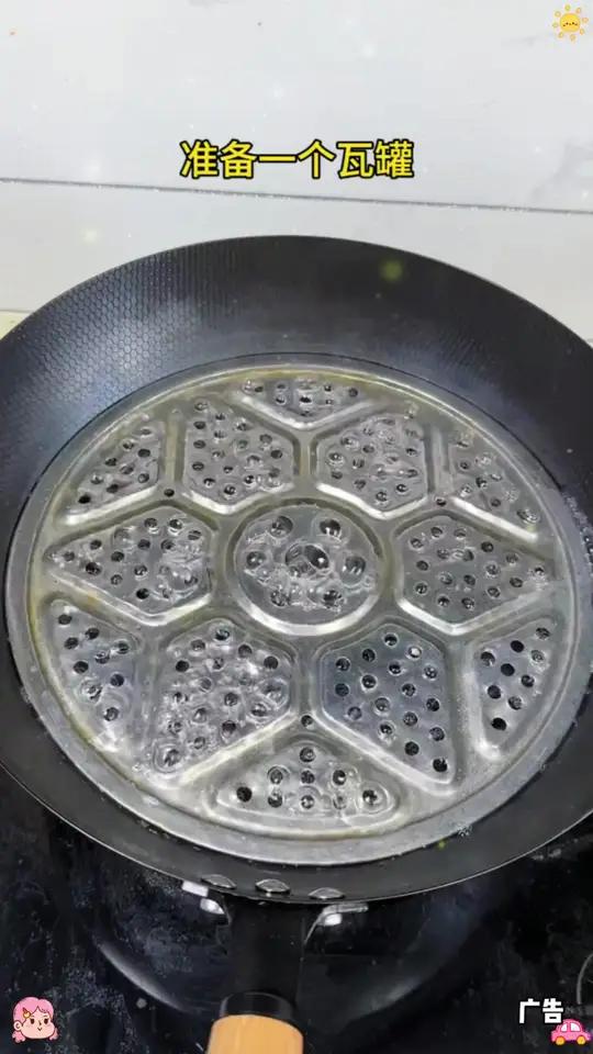 用瓦罐炖出来的鸡蛋羹又嫩又丝滑,给布丁一样,简单好吃又营养,孩子可喜欢吃了!