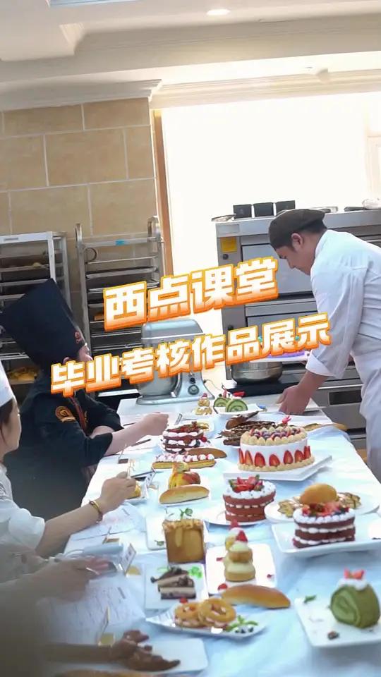 六月班级毕业考核现场,同学竟然用面包做出个龙?最后的仙女棒我真是蚌埠住了?初中毕业学什么专