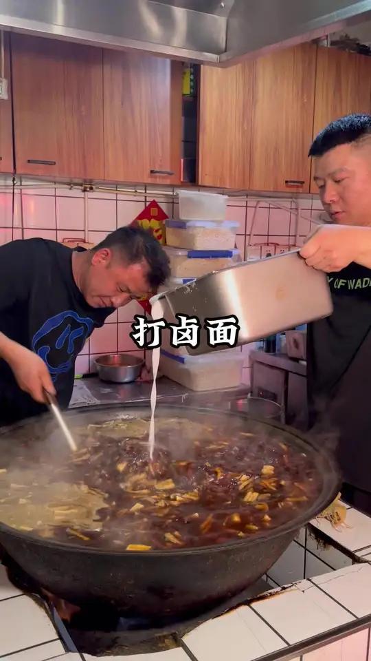 太原打卤面 看师傅勾芡的手法,就知道这卤子有多香!好吃哭了,一碗不够炫!