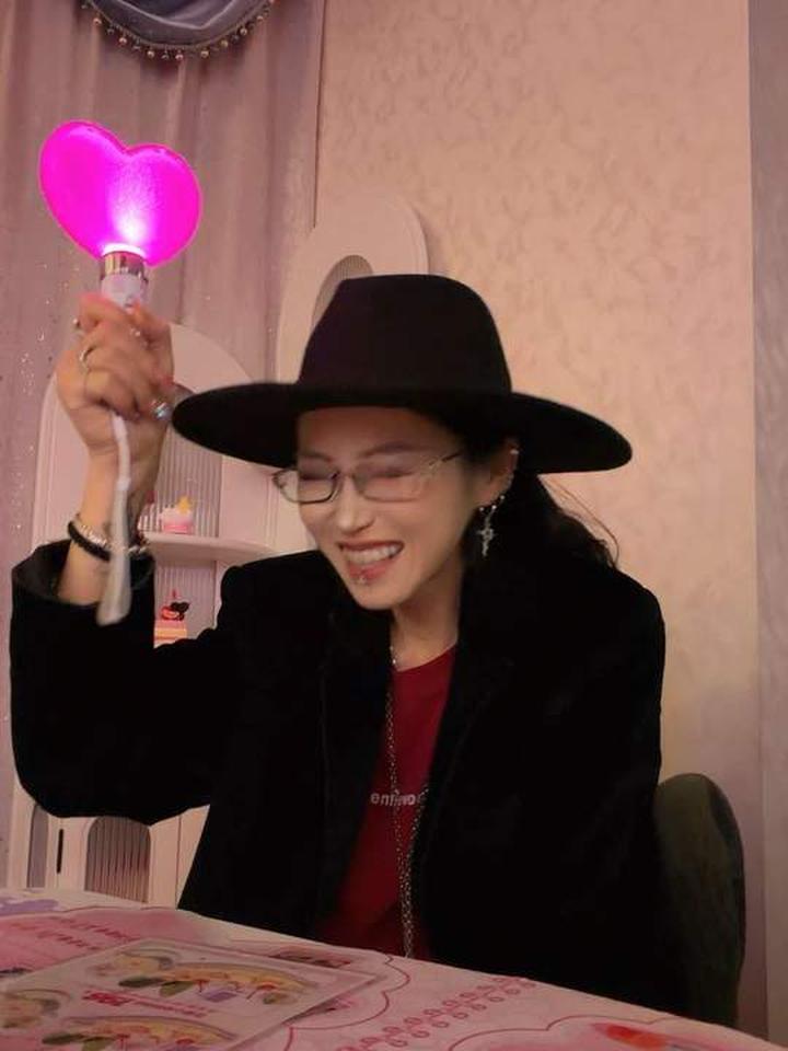 社恐御姐勇闯女仆咖啡厅，首享女孩跳舞打call