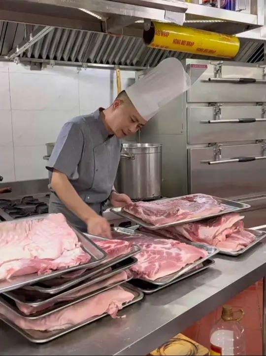 (梅干菜元宝扣肉)主料:精品五花肉 辅料:梅干菜 调料:梅菜扣肉配方:生抽3两,叉烧酱5两