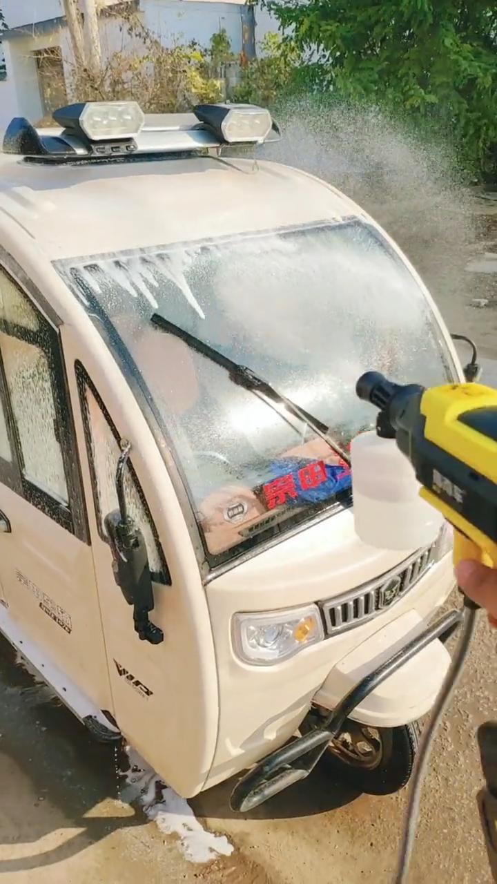 家里有个 指南车洗车机 真的太方便了,大功率高压水枪,大汽车小三轮都能洗的干干净净 无线洗