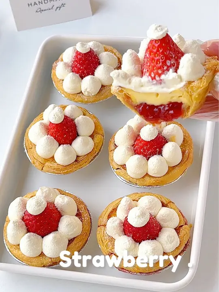 香甜的奶油和酸甜的的草莓酱,多重口感真的太太太好吃了!