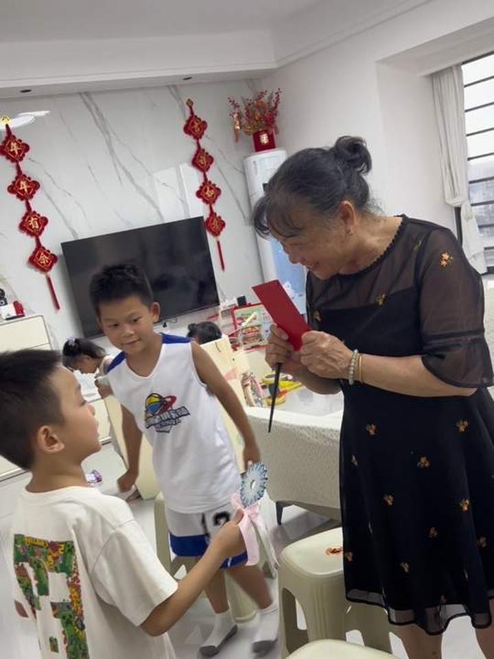 阿婆生日快乐，姨妈买的花馍蛋糕，小语看了好兴奋