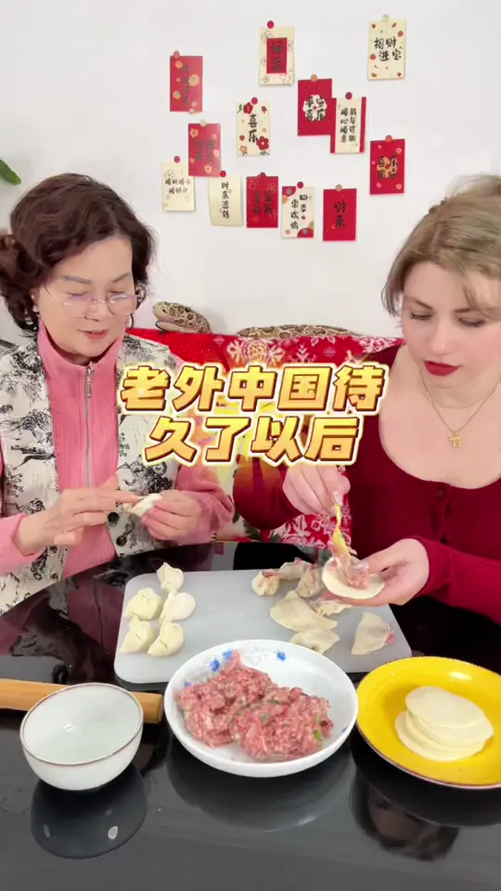 外国人在中国过新年当然要吃饺子啦