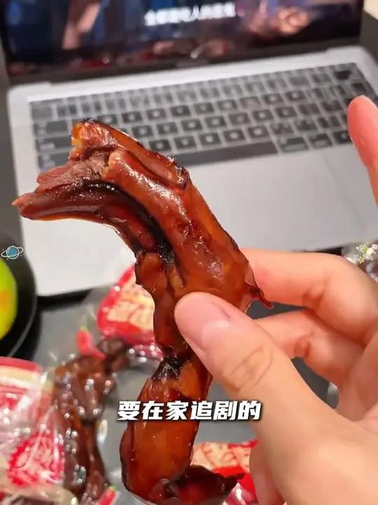还得是旺家福家的鸭爪啊,个头老大了,卤香浓郁,连筋带着脆骨,追剧来一个别提多过瘾了
