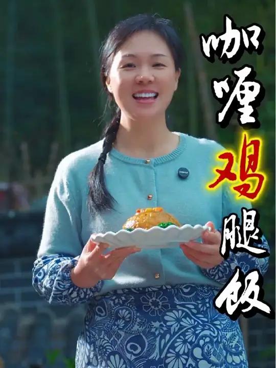 姐妹们注意看,我们把蒸熟的南瓜,倒进大米里抓一抓,出锅就是一道火爆西餐厅的经典美食。外面一
