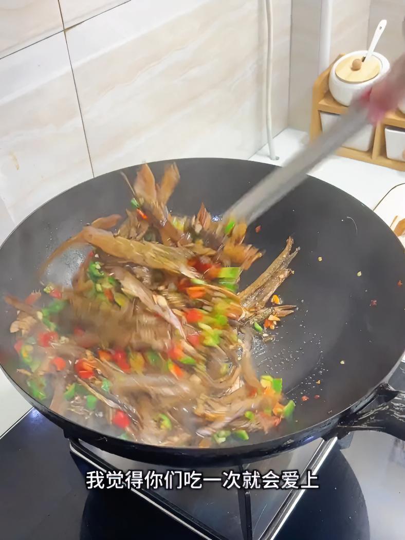 好吃下酒又下饭的辣椒炒火焙鱼,吃过一次就会爱上它,干香有嚼劲好吃到根本停不下来!家常菜 下