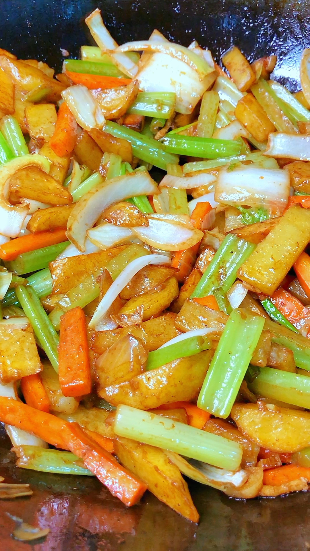 土豆芹菜洋葱炒胡萝卜条