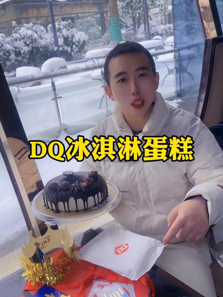 谁能拒绝这样的,巧克力甜甜圈,冰淇淋蛋糕呢?
