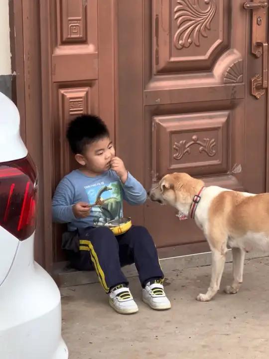 孩子不爱吃饭 要追着喂 家长发愁,孩子喜爱吃饭 吃多了家长也愁。今天吃饱喝足 上秤一称 乖